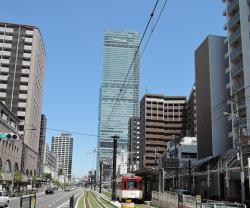 あべのハルカスを眺める阪堺電車「阿倍野停留場」