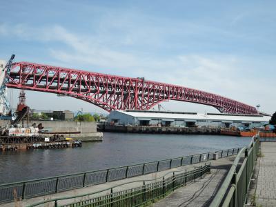 港大橋を眺める港区築港の親水護岸