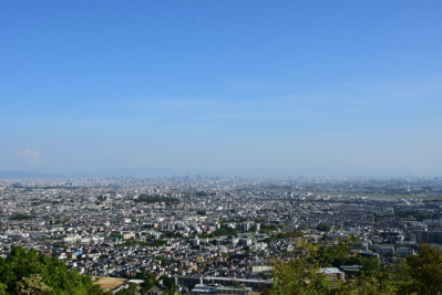 大阪府北部及び大阪の市街地を眺める池田市五月山緑地