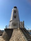 海に佇むレトロな灯台を眺める旧堺灯台