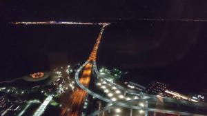 関空島と連絡橋を眺めるスターゲイトホテル関西エアポートのレストラン