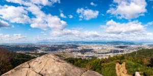 京阪神のまちなみを眺める交野山山頂観音岩