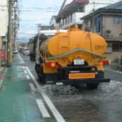 散水車による道路散水状況写真