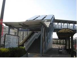 駅通路の屋根上に設置された太陽光発電パネル