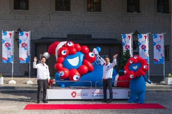 横山大阪市長、ミャクミャクと記念撮影をする知事