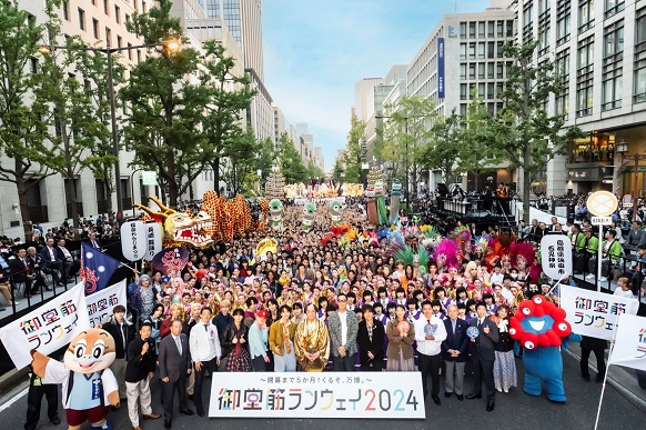 出演者と記念撮影をする知事