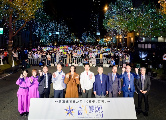 出演者と記念撮影をする知事