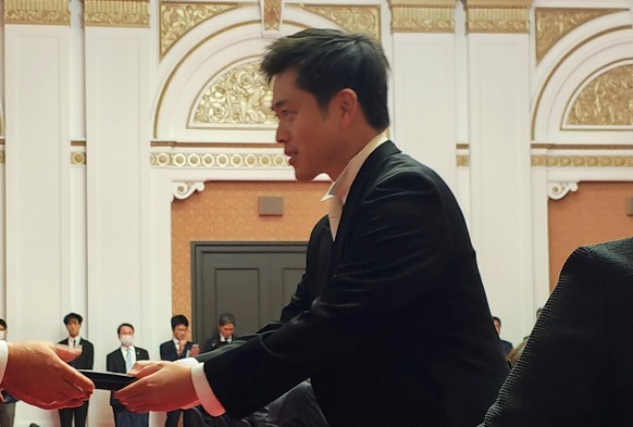 受章者へ勲章を伝達する知事