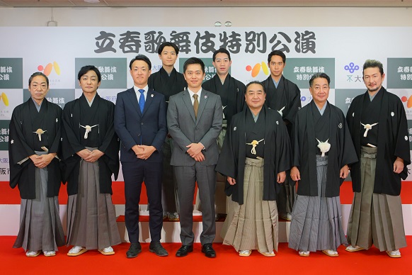 フォトセッションに参加する知事