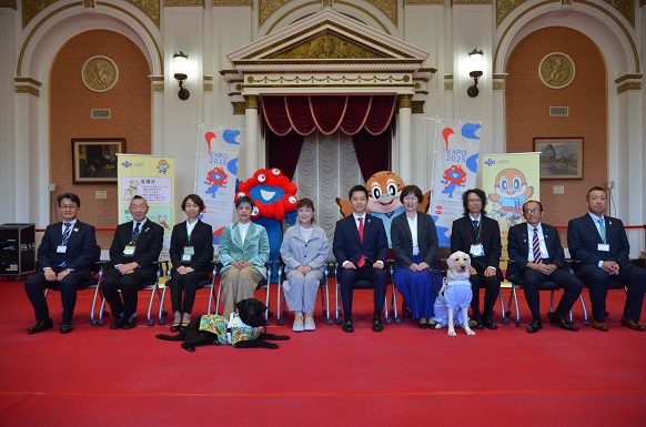 出席者と記念撮影をする知事