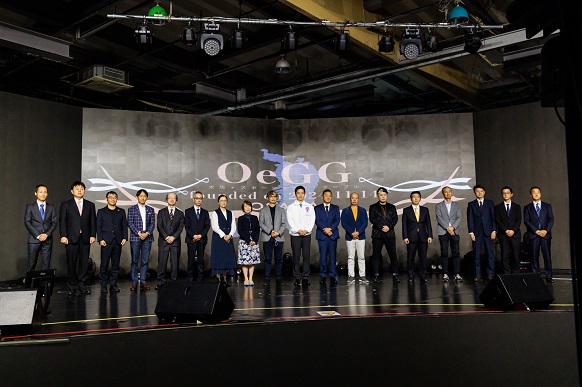 大阪eスポーツラウンドテーブルのメンバーと記念写真に納まる知事