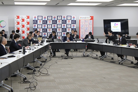 関西広域連合委員会において発言する知事