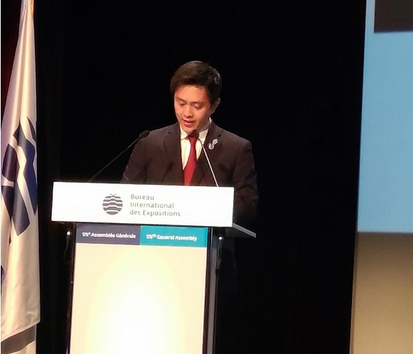 BIE総会で発表する知事