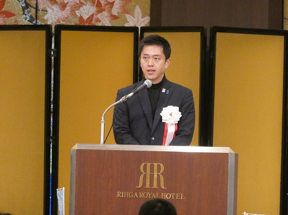 あいさつする知事