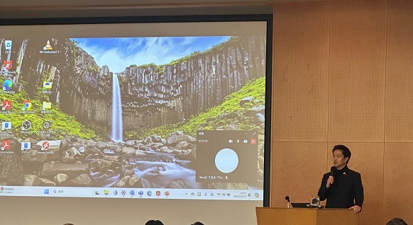 開会挨拶をする知事