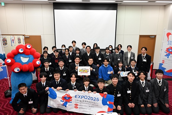 参加者と集合写真を撮影する知事