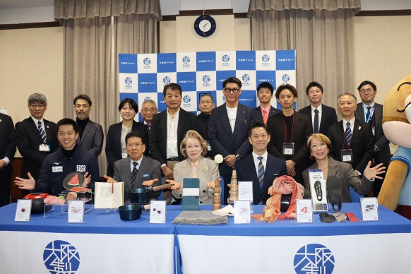 大阪製ブランドアンバサダー及び令和6年度新規認定企業と知事