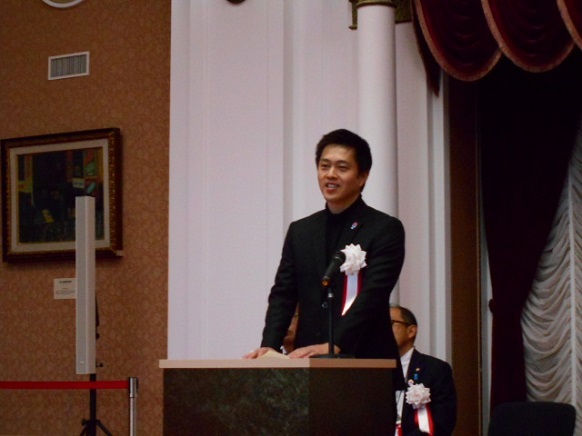 あいさつをする知事