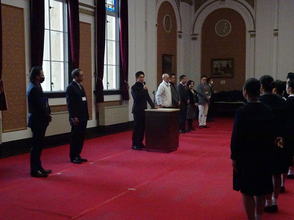 表敬訪問された私立学校の生徒にお祝いの言葉を述べる知事
