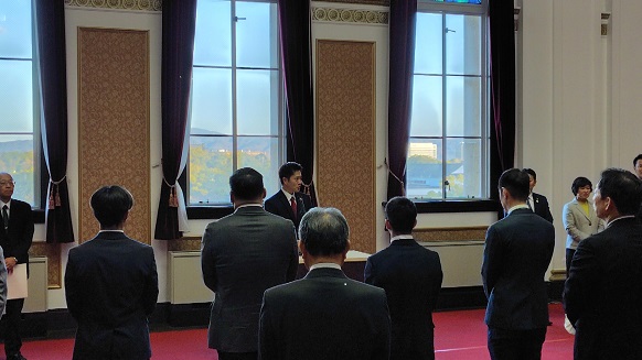 お祝いの言葉を述べる知事