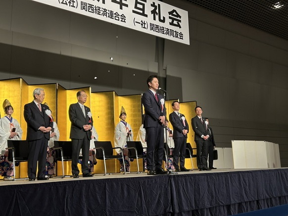 壇上で挨拶をする知事