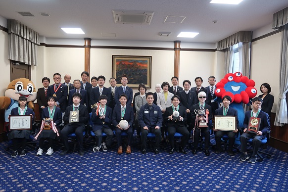 記念撮影をする生徒たちと知事