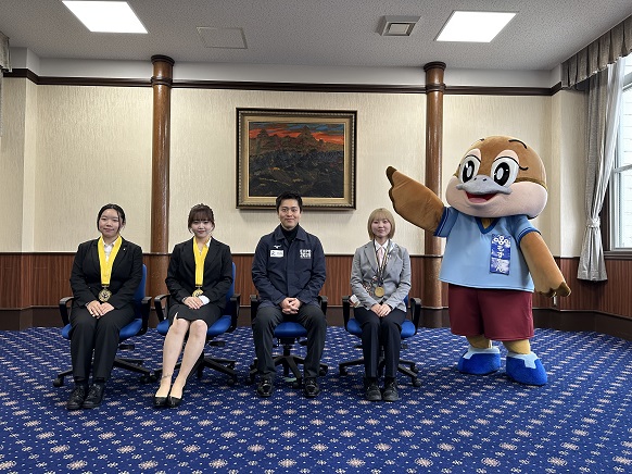 技能競技大会金メダリスト表敬訪問を受ける知事