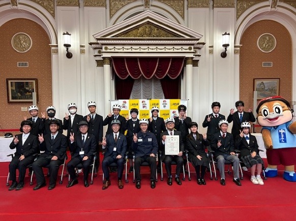 吉村知事、株式会社オージーケーカブト代表取締役社長および式に出席した高校生等による記念撮影の様子