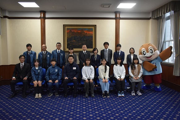 訪問した両小学校の皆さんと記念撮影する知事