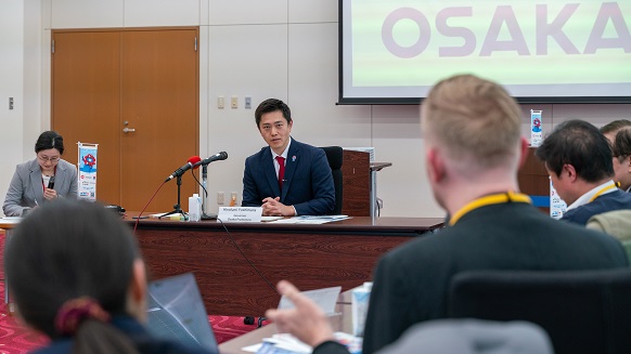 インタビューを受ける知事