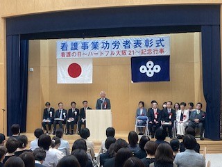 祝辞を述べる中谷議長