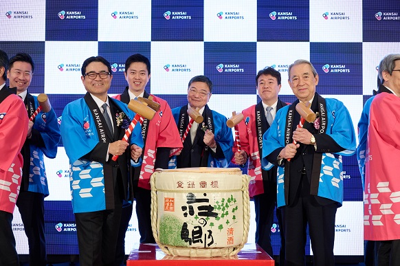 鏡開きをする知事