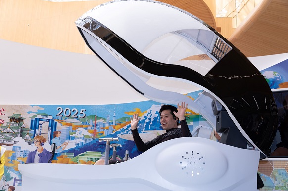 「ミライ人間洗濯機」を体験する知事