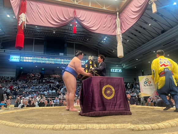 知事賞を贈呈する知事と大の里関