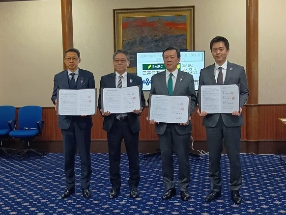 高橋副市長とSMBCコンシューマーファイナンス株式会社高橋代表取締役社市長と株式会社三井住友銀行角元副会長と事業連携協定書を交わ