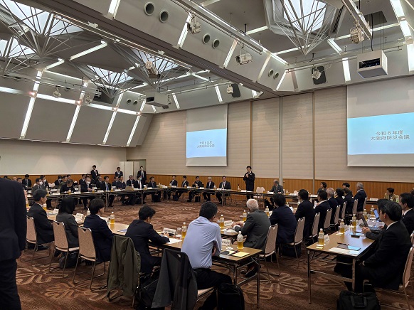 会議冒頭で挨拶する知事