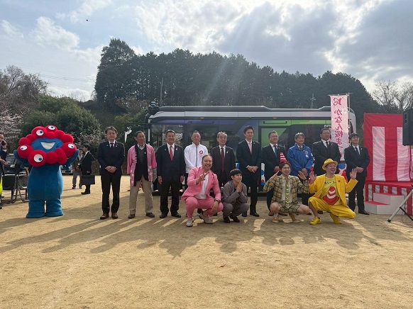 イベント会場で関係者と記念撮影をする知事