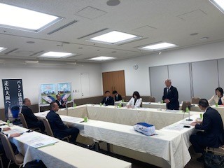 理事会に出席する中谷議長