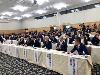 大会に出席する中谷議長