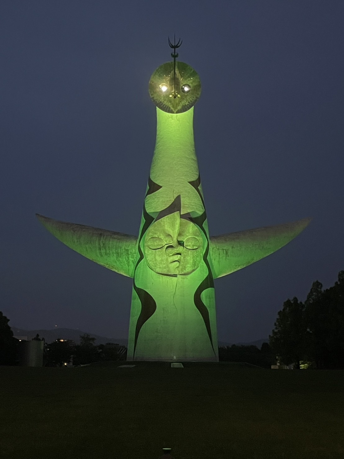 太陽の塔ライトアップ画像