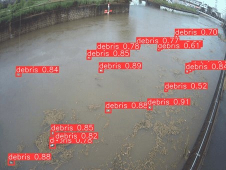 AIによりごみ部分を赤枠で囲って検出した画像