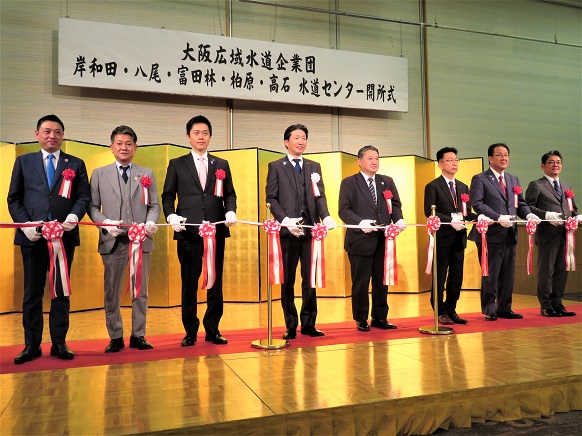 関係首長とテープカットをする知事