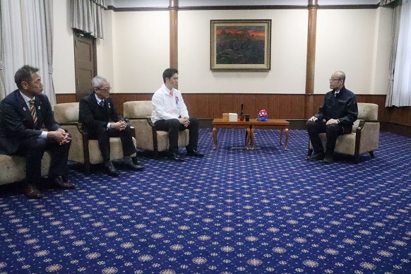輪島市長と歓談する知事