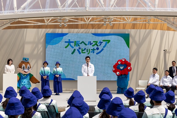 アテンダント等へメッセージを贈る知事