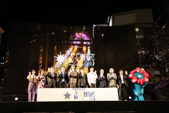 出演者と記念撮影をする知事