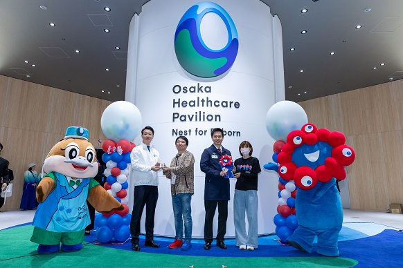 来館者をお出迎えする知事