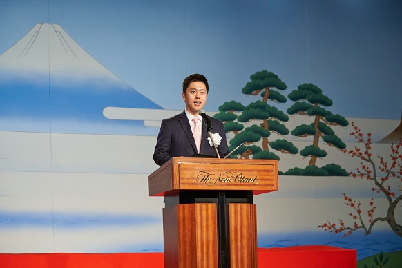 挨拶を述べる知事
