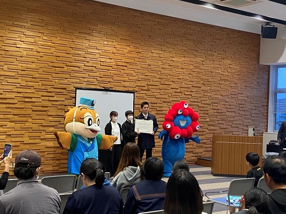 招待者の代表に招待状を手渡す知事