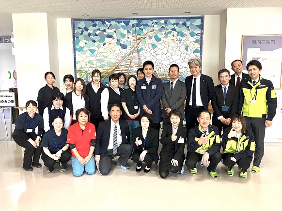 穴水町吉村町長、穴水町職員、府派遣職員らとの記念撮影