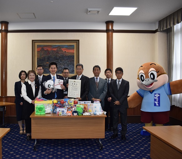 大阪府玩具・人形問屋協同組合連合会からの寄贈品の玩具と知事